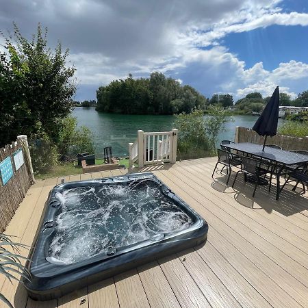 Lakeside Retreat 2 With Hot Tub, Private Fishing Peg Situated At Tattershall Lakes Country Park Exterior foto