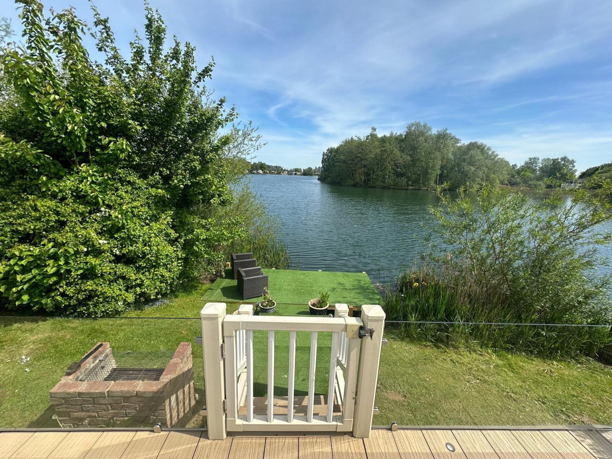 Lakeside Retreat 2 With Hot Tub, Private Fishing Peg Situated At Tattershall Lakes Country Park Exterior foto